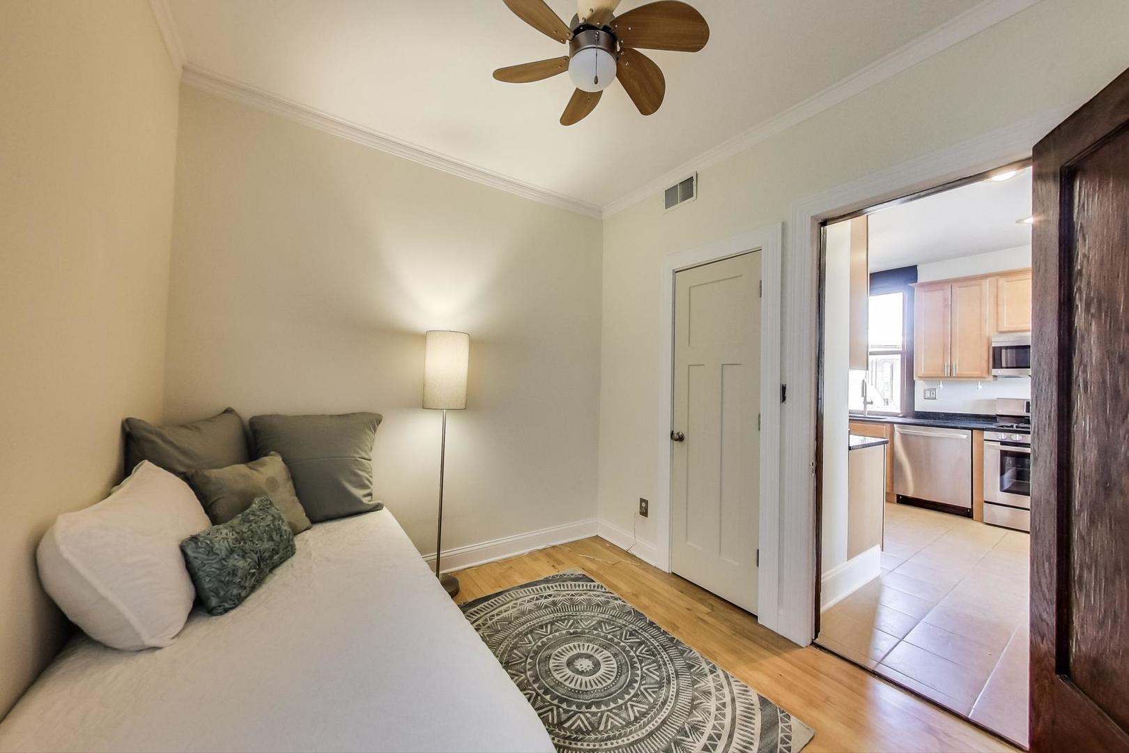 2215 W Montrose Avenue Unit: 3