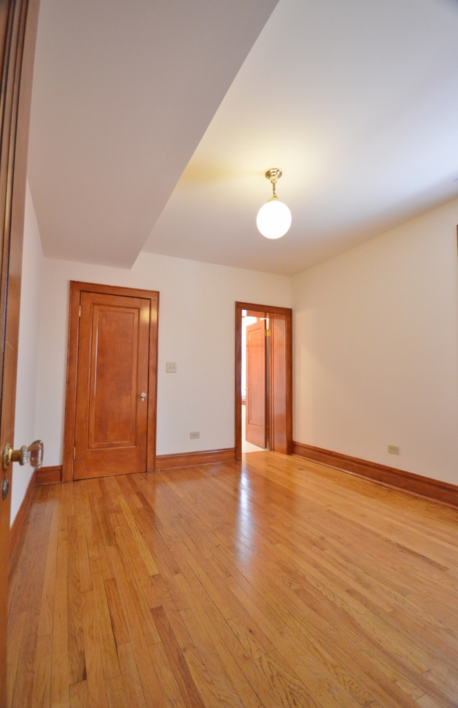 706 W Wellington Avenue Unit: 2