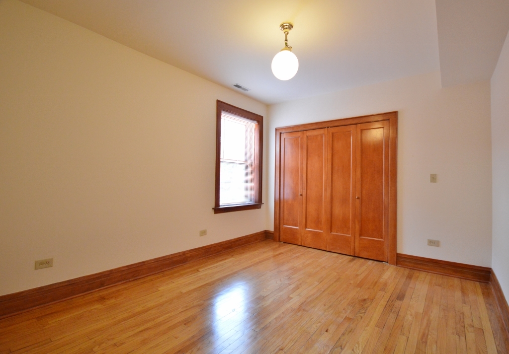 706 W Wellington Avenue Unit: 2