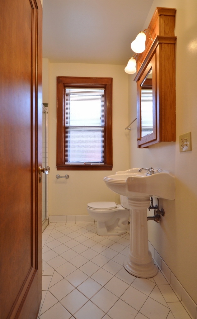 706 W Wellington Avenue Unit: 2