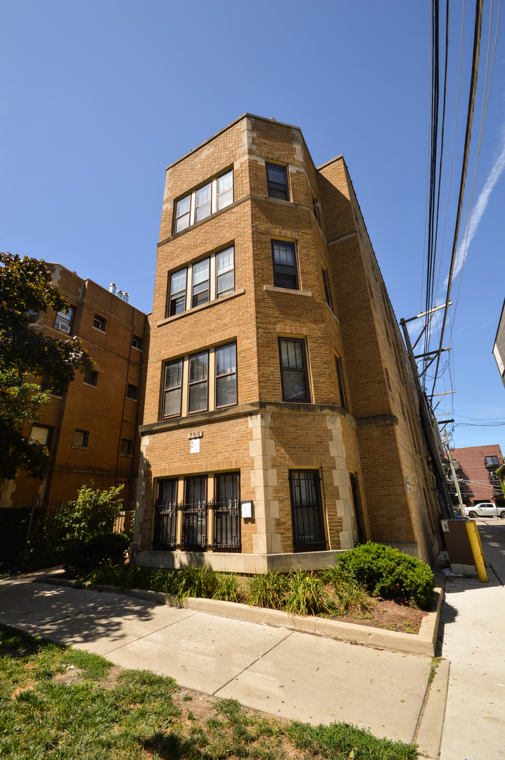 706 W Wellington Avenue Unit: 2