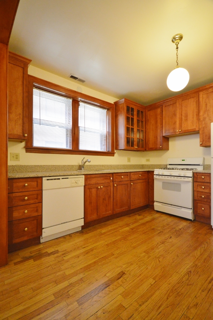 706 W Wellington Avenue Unit: 2