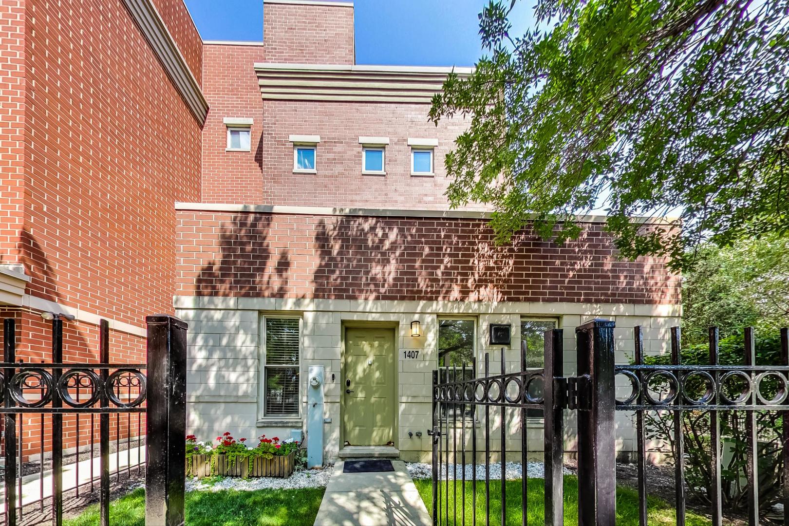 1407 N BURLING Street