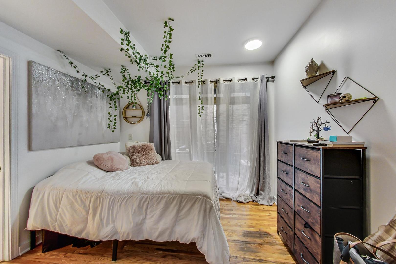 3231 W HIRSCH Street Unit: 2R