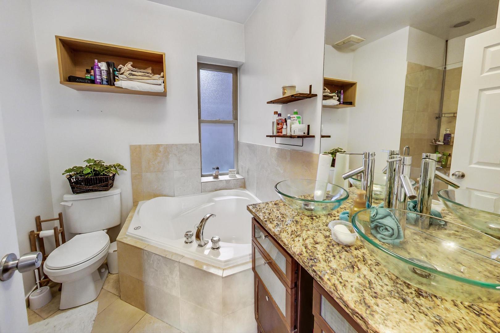 3231 W HIRSCH Street Unit: 2R