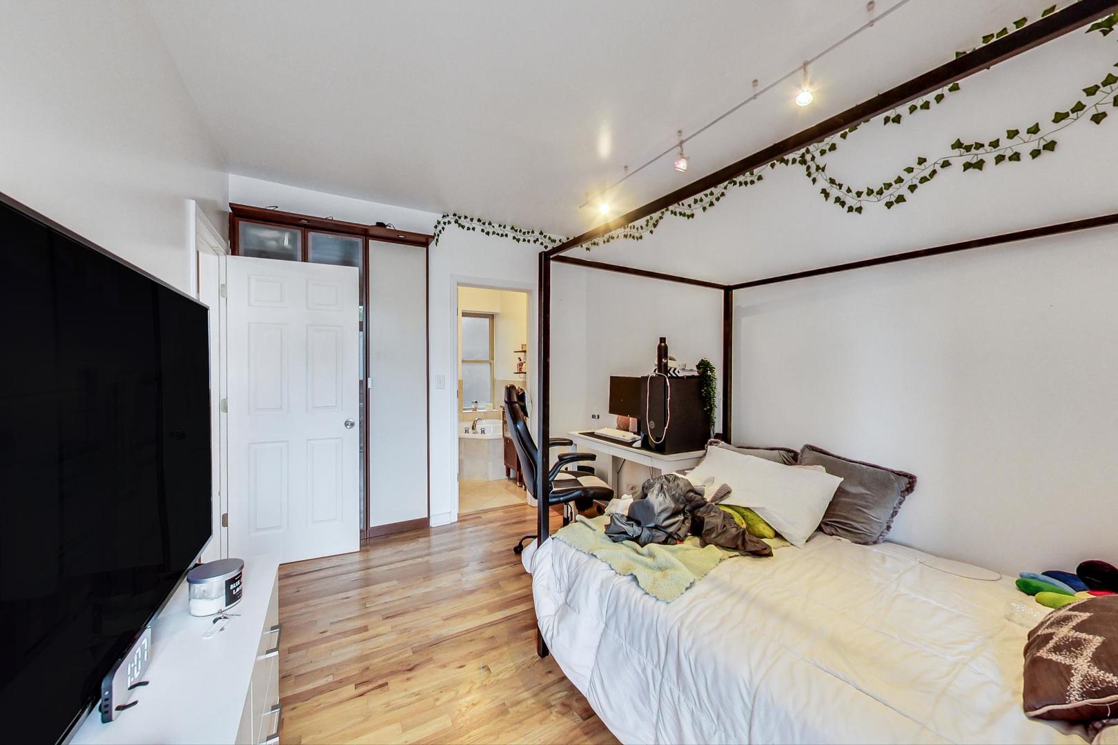 3231 W HIRSCH Street Unit: 2R