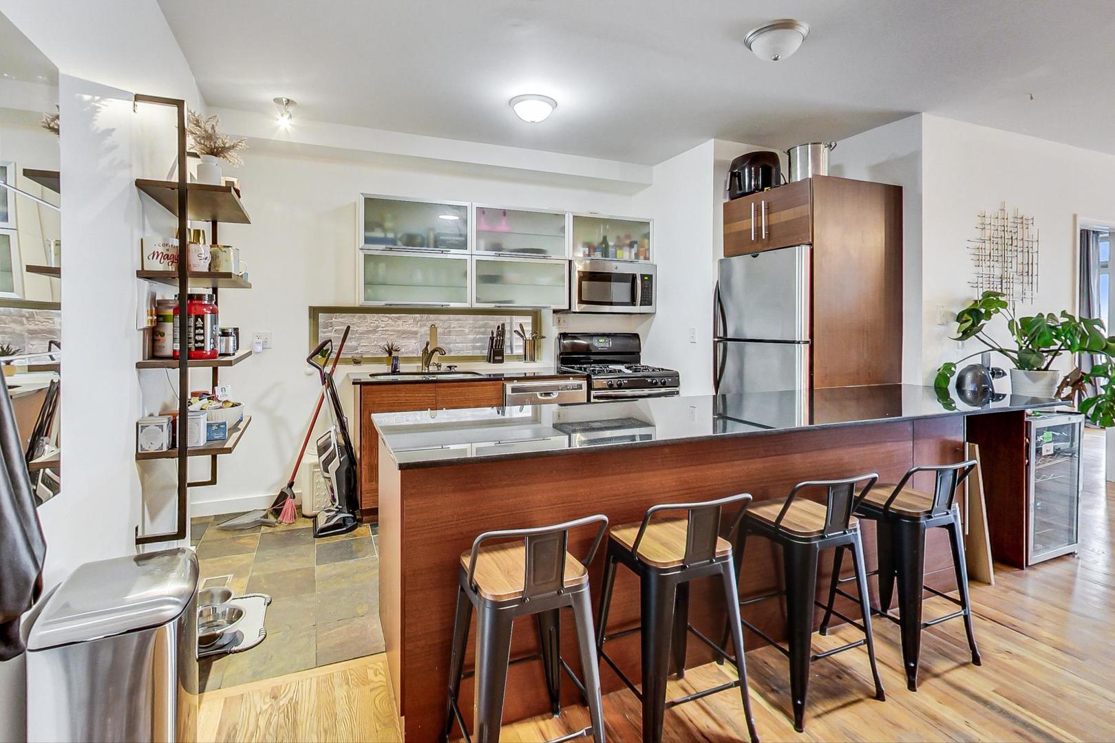 3231 W HIRSCH Street Unit: 2R