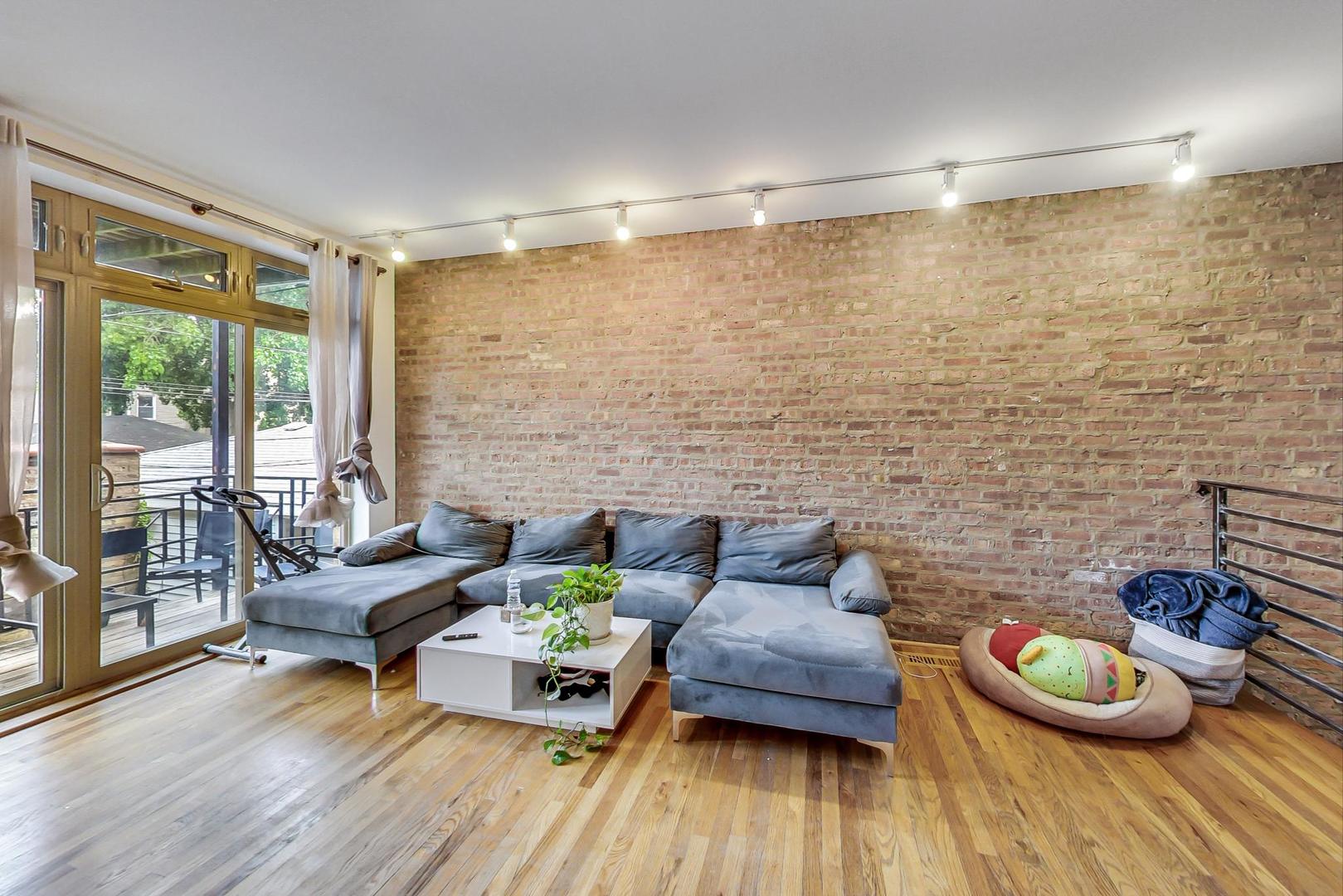 3231 W HIRSCH Street Unit: 2R
