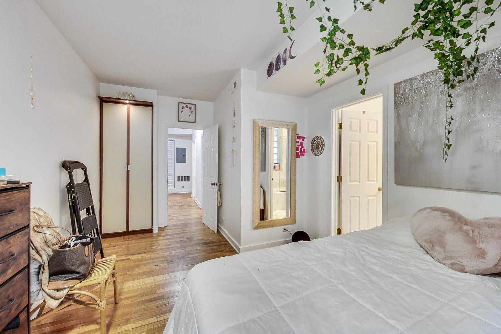 3231 W HIRSCH Street Unit: 2R