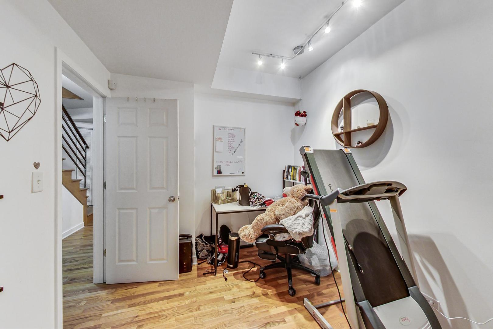3231 W HIRSCH Street Unit: 2R