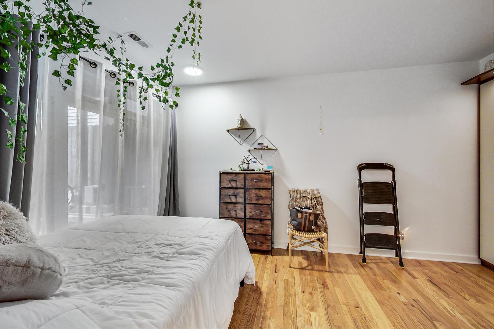 3231 W HIRSCH Street Unit: 2R