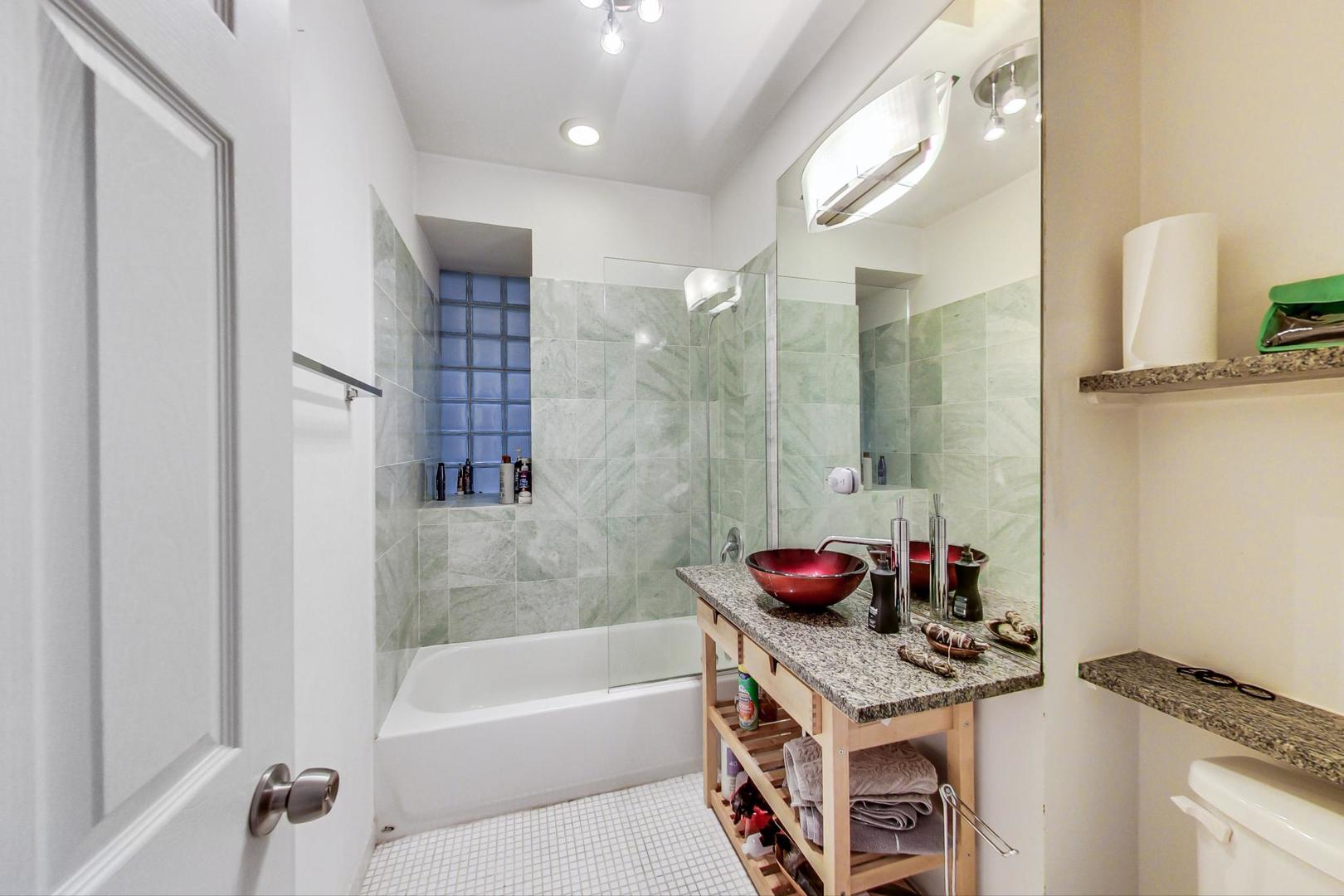 3231 W HIRSCH Street Unit: 2R