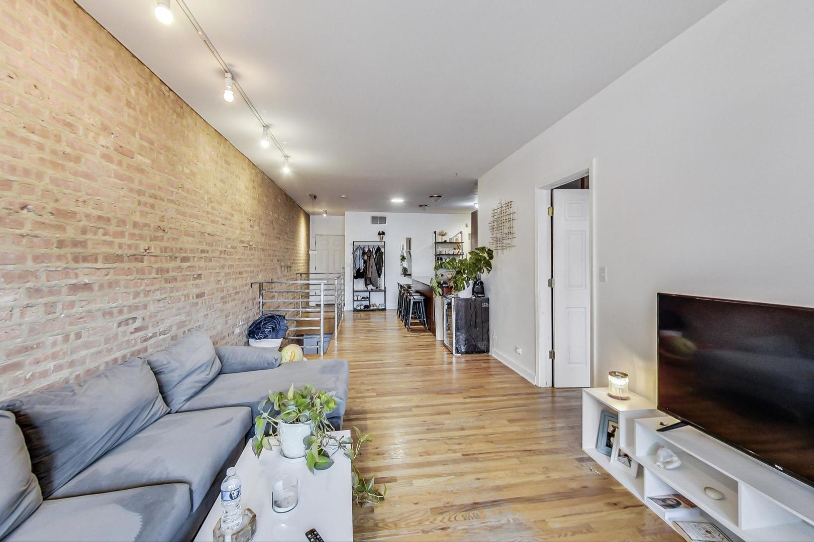 3231 W HIRSCH Street Unit: 2R