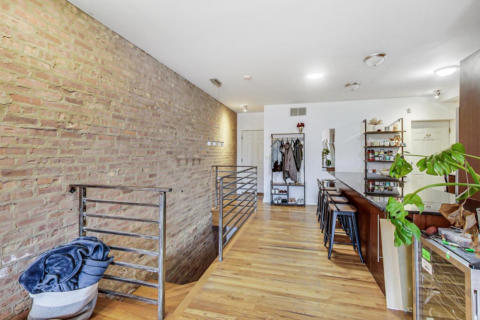3231 W HIRSCH Street Unit: 2R