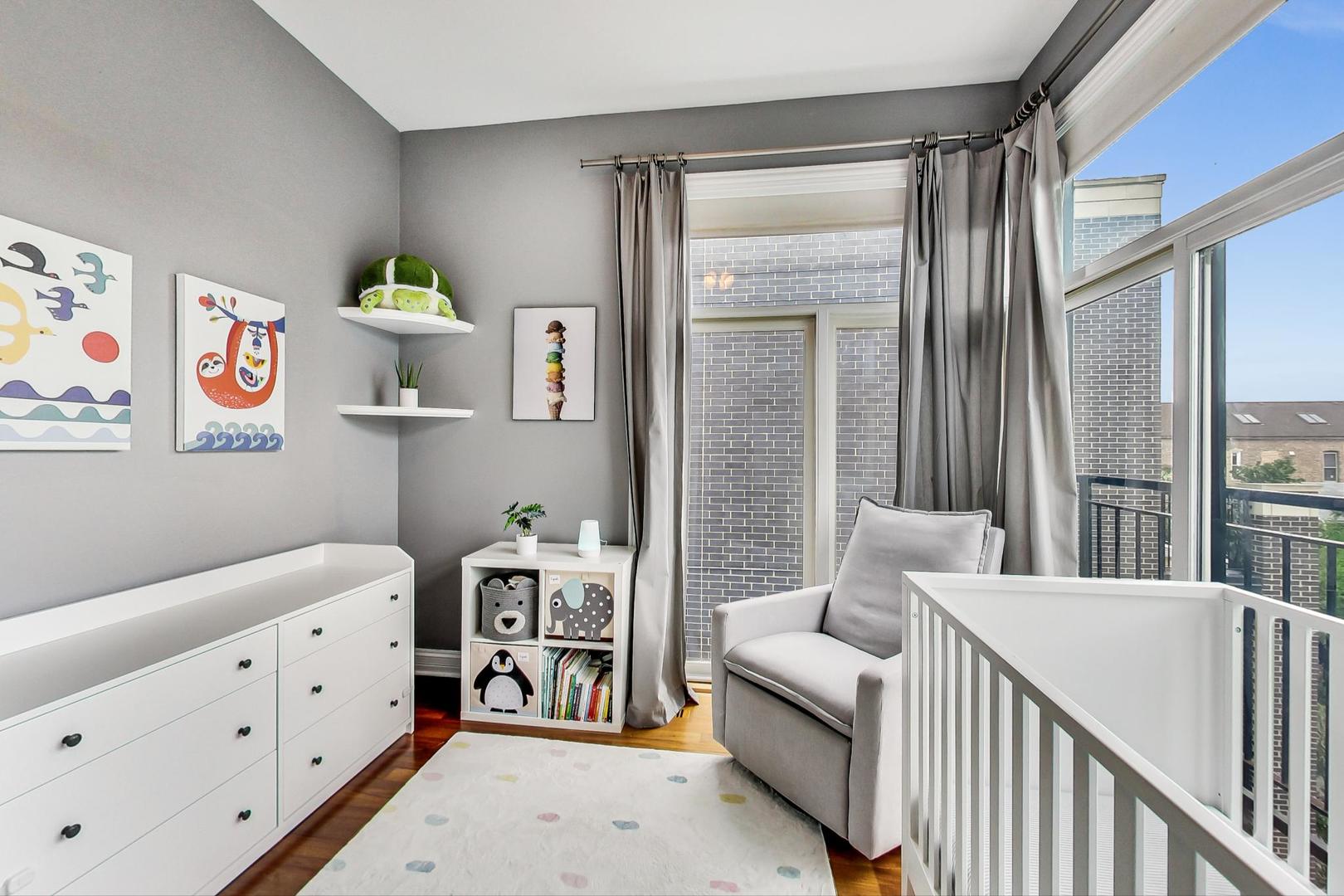 831 N PAULINA Street Unit: 2W