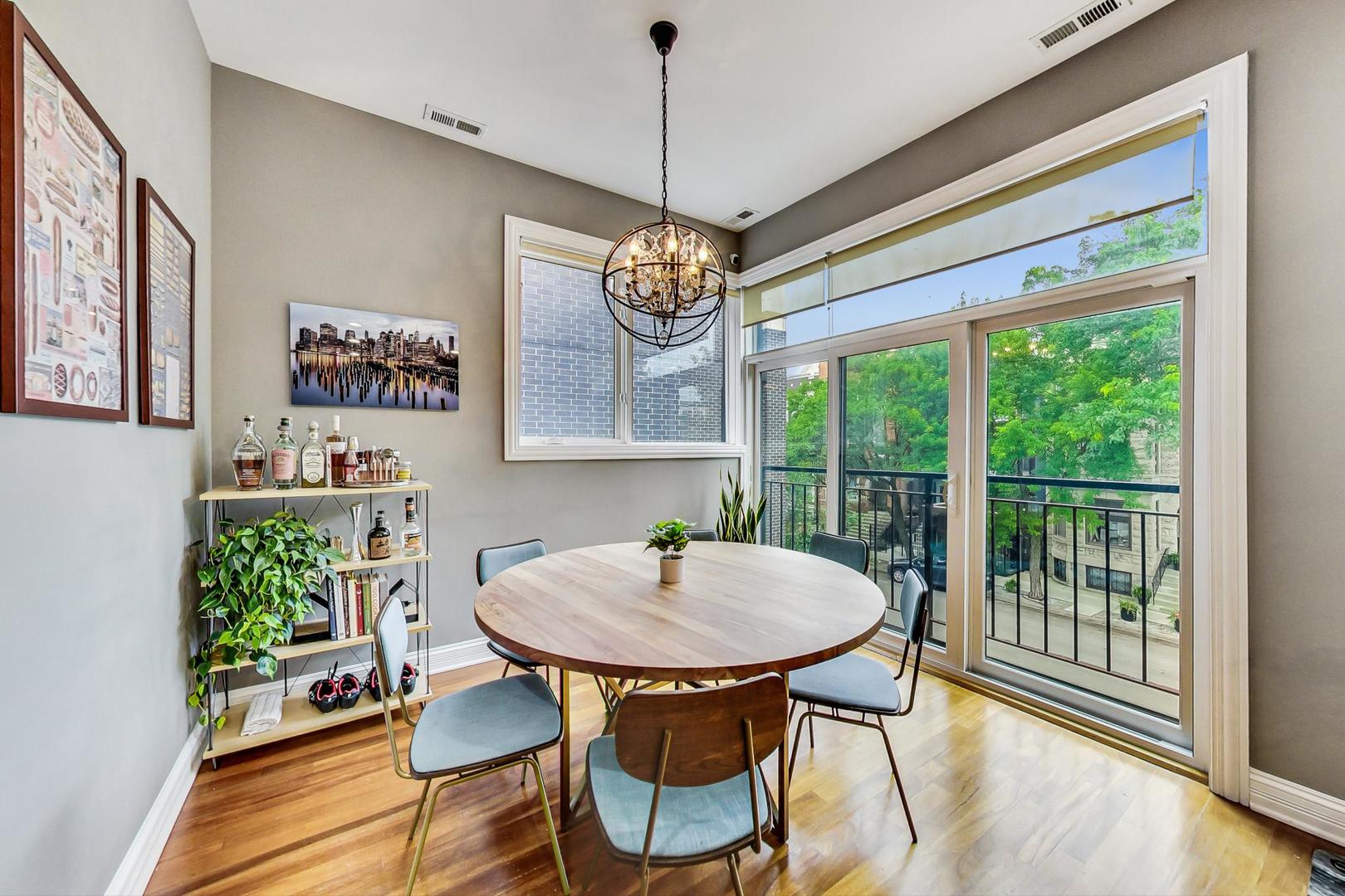 831 N PAULINA Street Unit: 2W