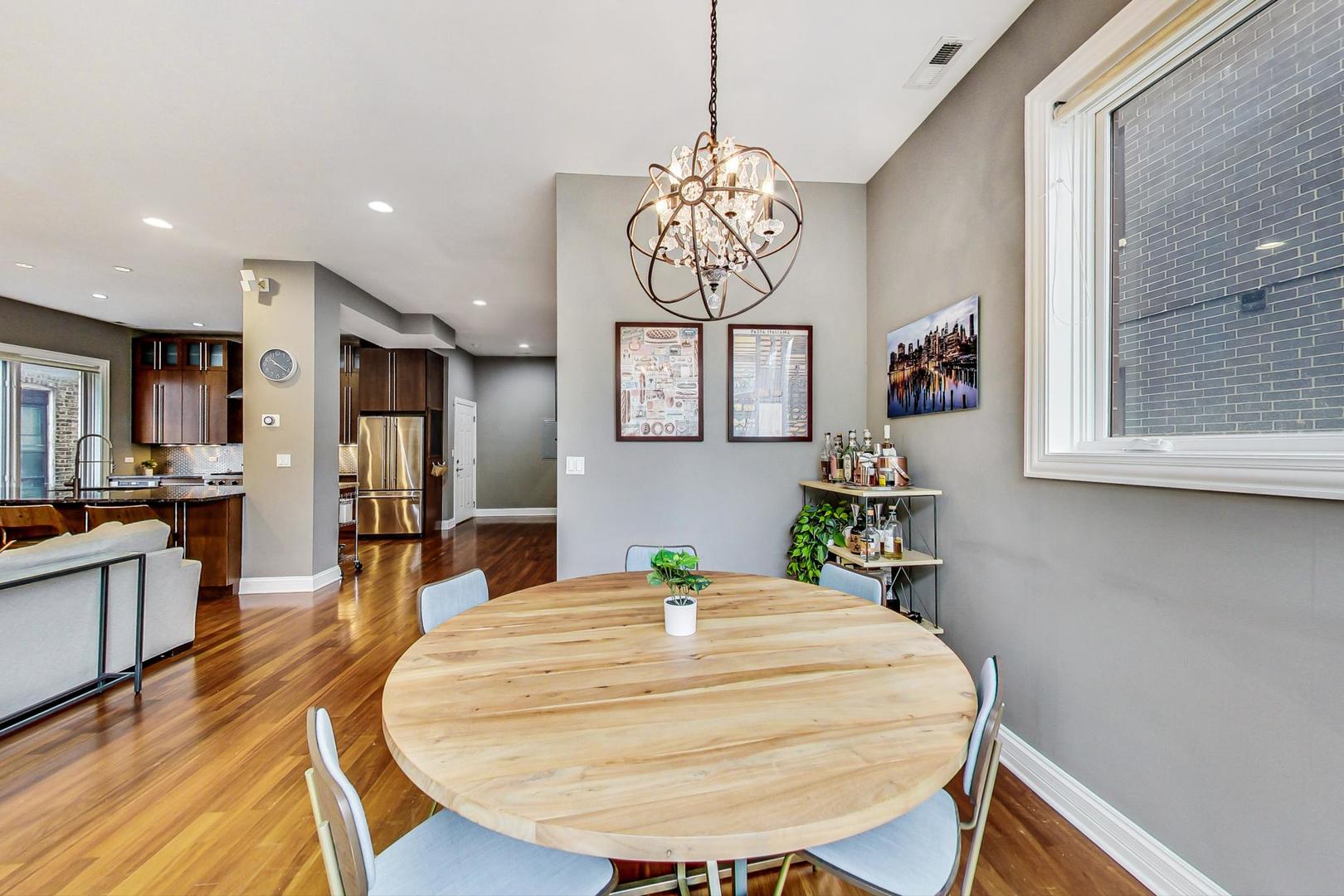 831 N PAULINA Street Unit: 2W