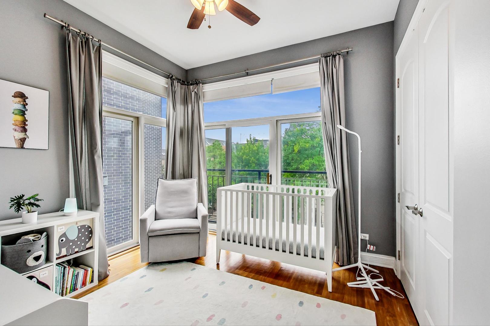 831 N PAULINA Street Unit: 2W