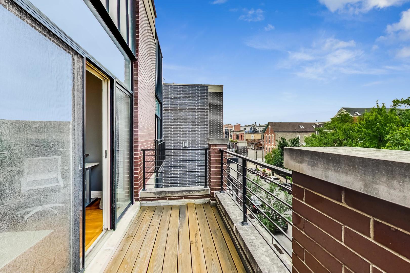 831 N PAULINA Street Unit: 2W
