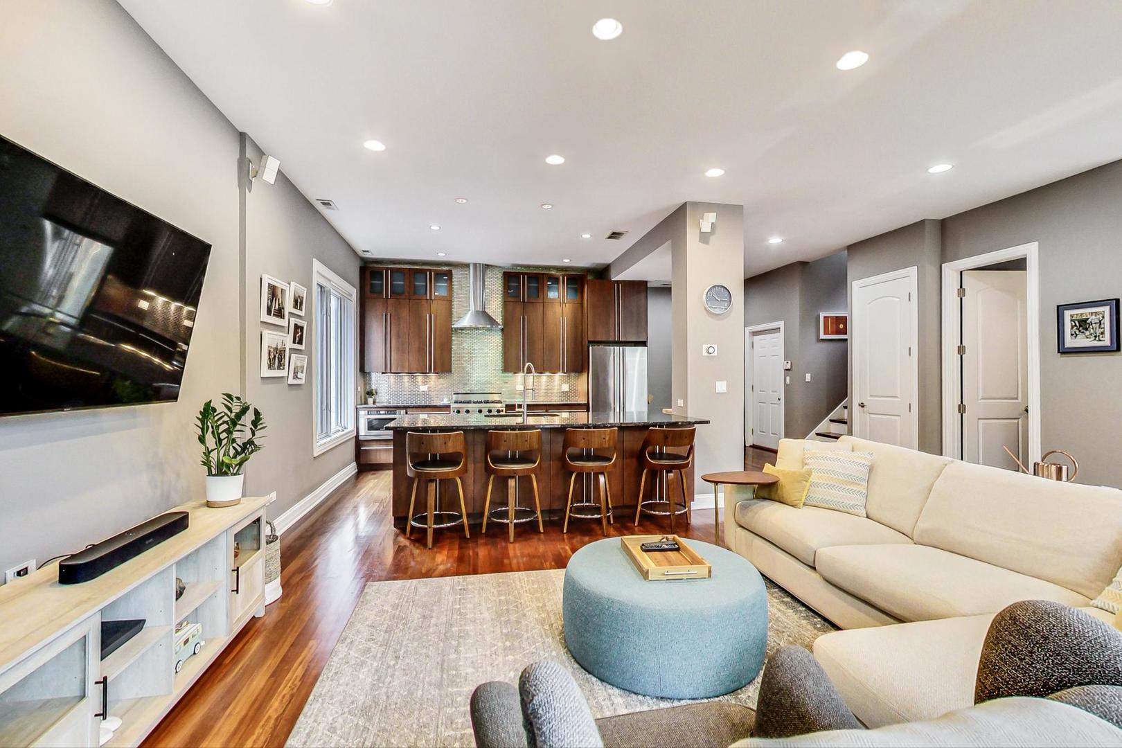 831 N PAULINA Street Unit: 2W