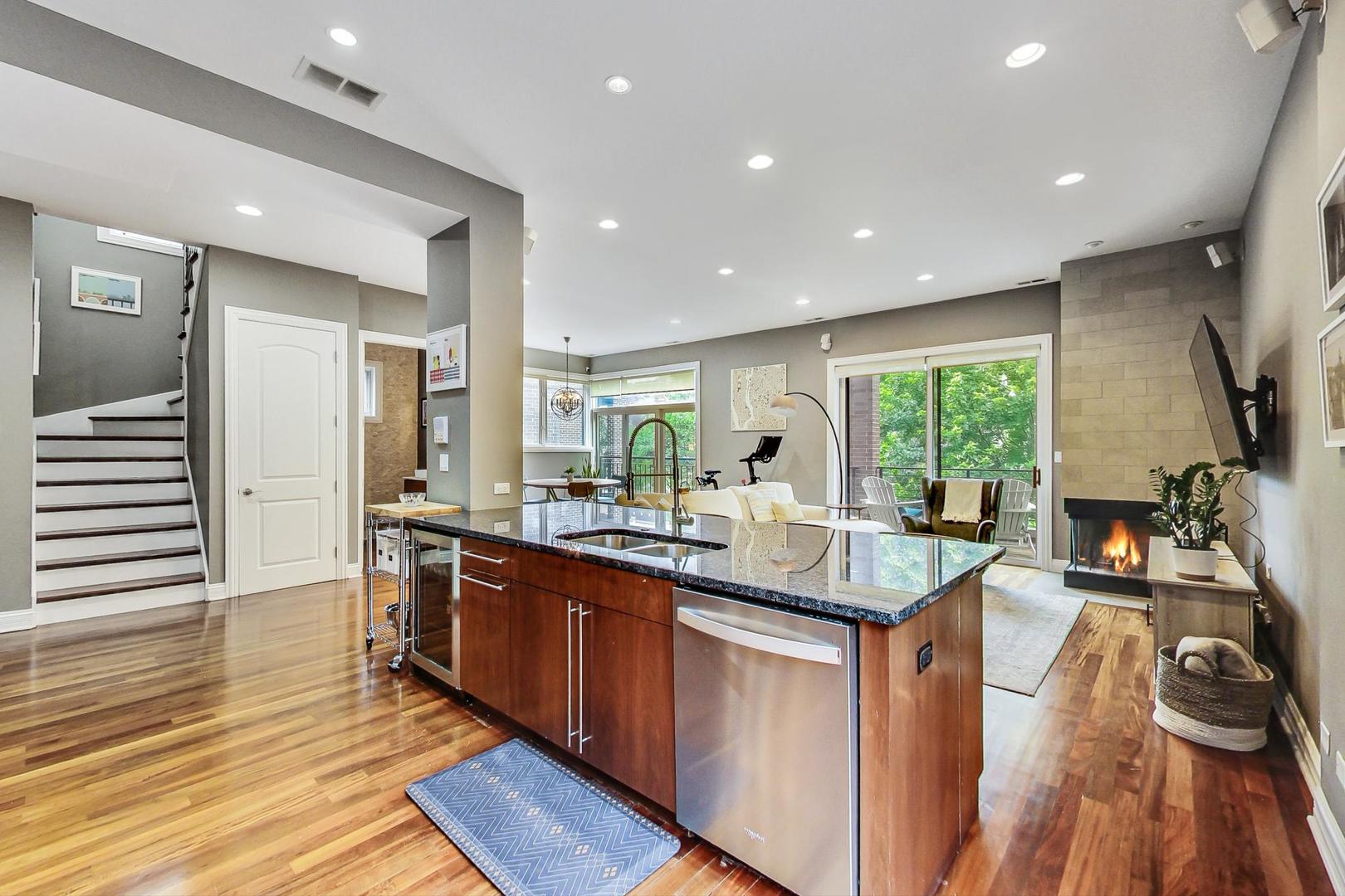 831 N PAULINA Street Unit: 2W