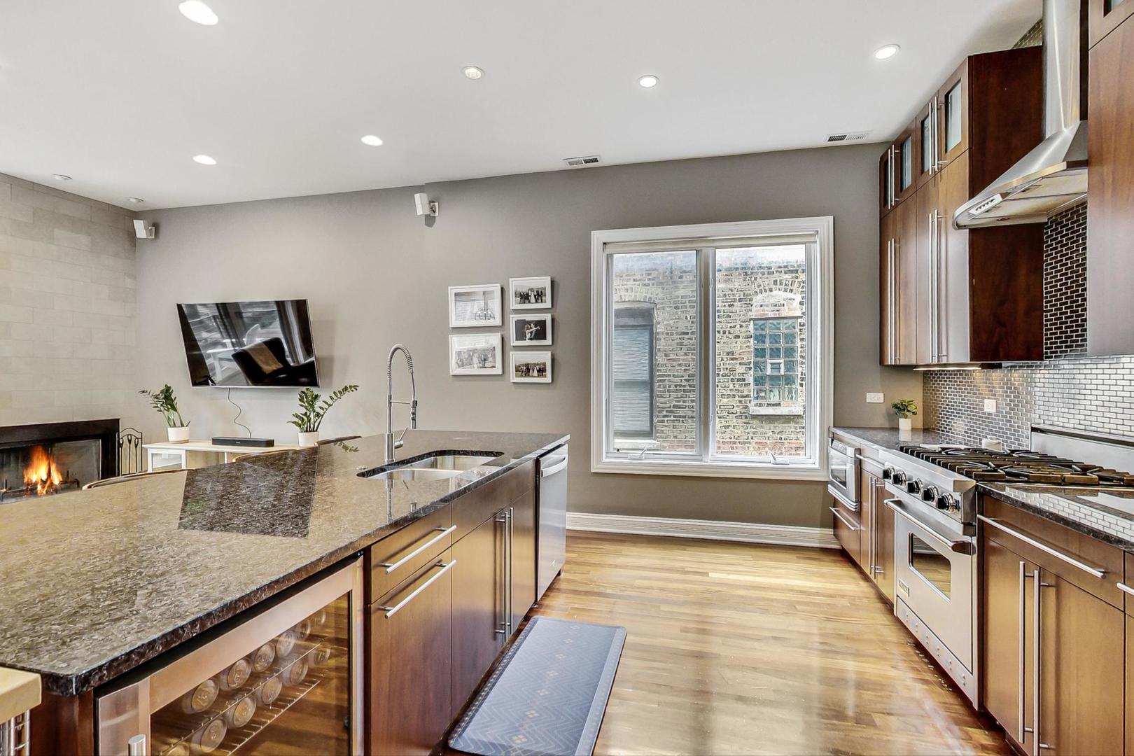 831 N PAULINA Street Unit: 2W