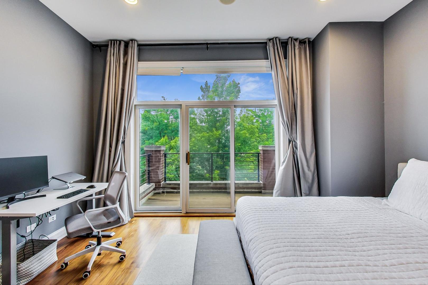 831 N PAULINA Street Unit: 2W