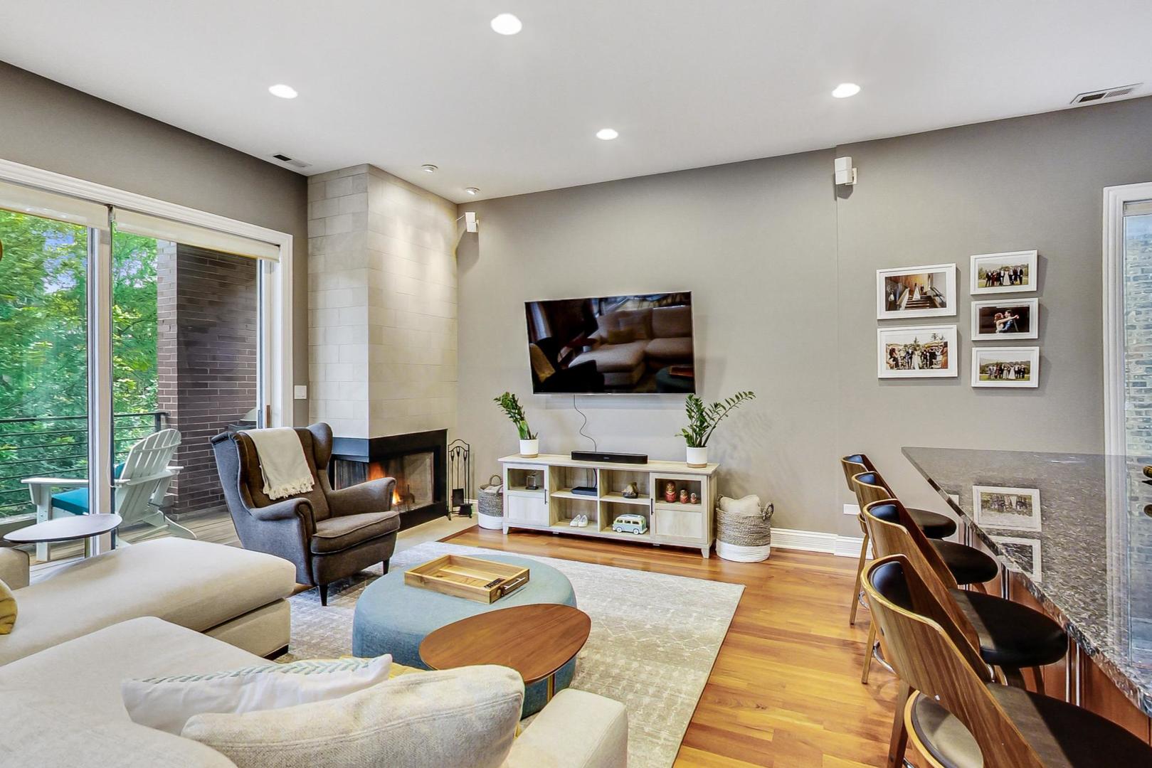 831 N PAULINA Street Unit: 2W