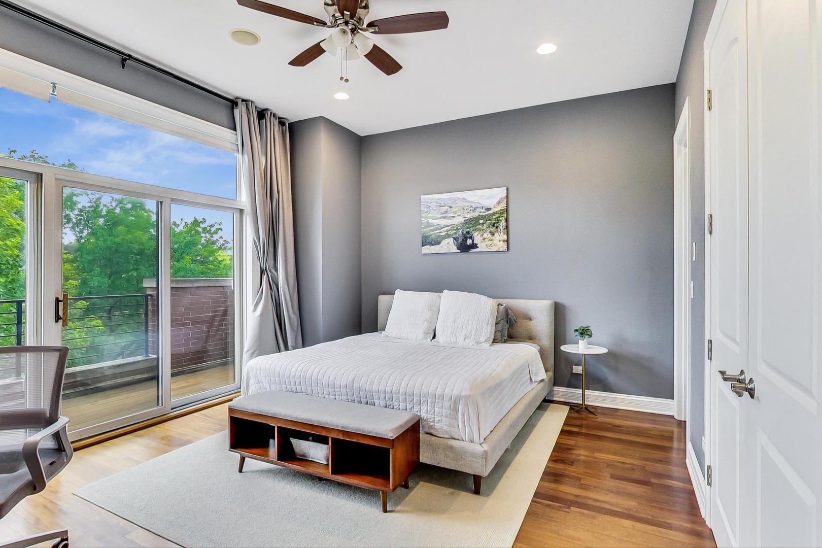 831 N PAULINA Street Unit: 2W