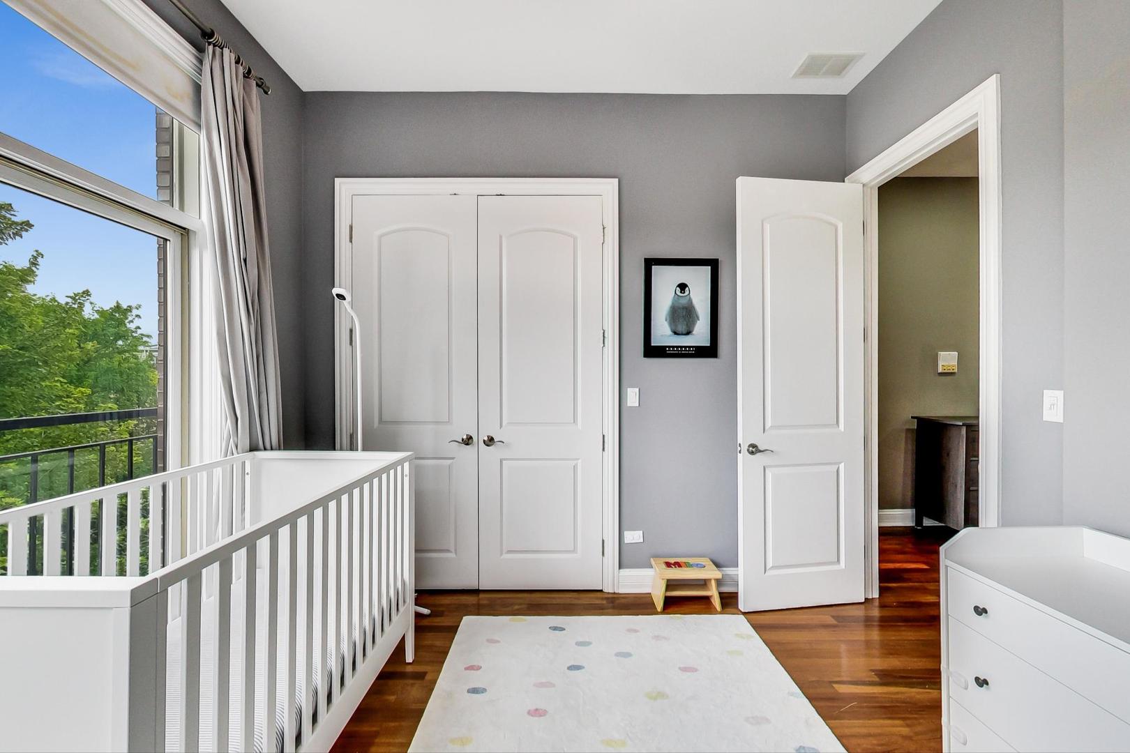 831 N PAULINA Street Unit: 2W