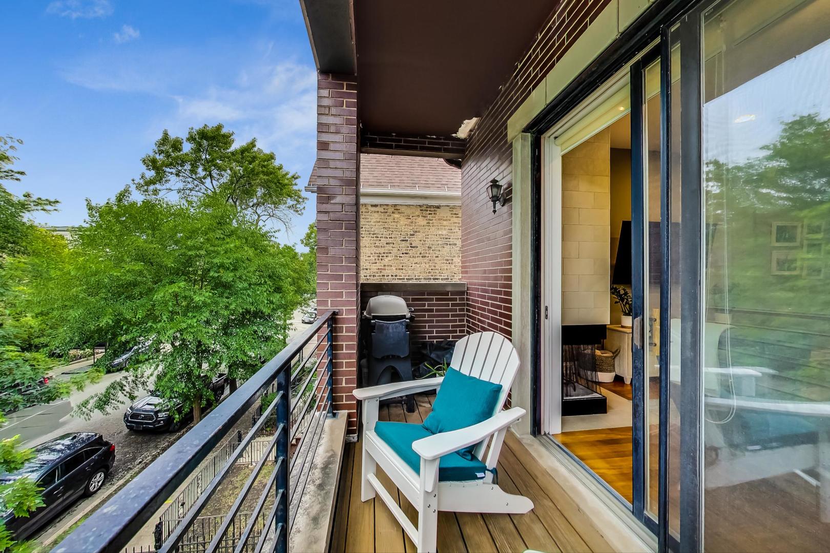831 N PAULINA Street Unit: 2W