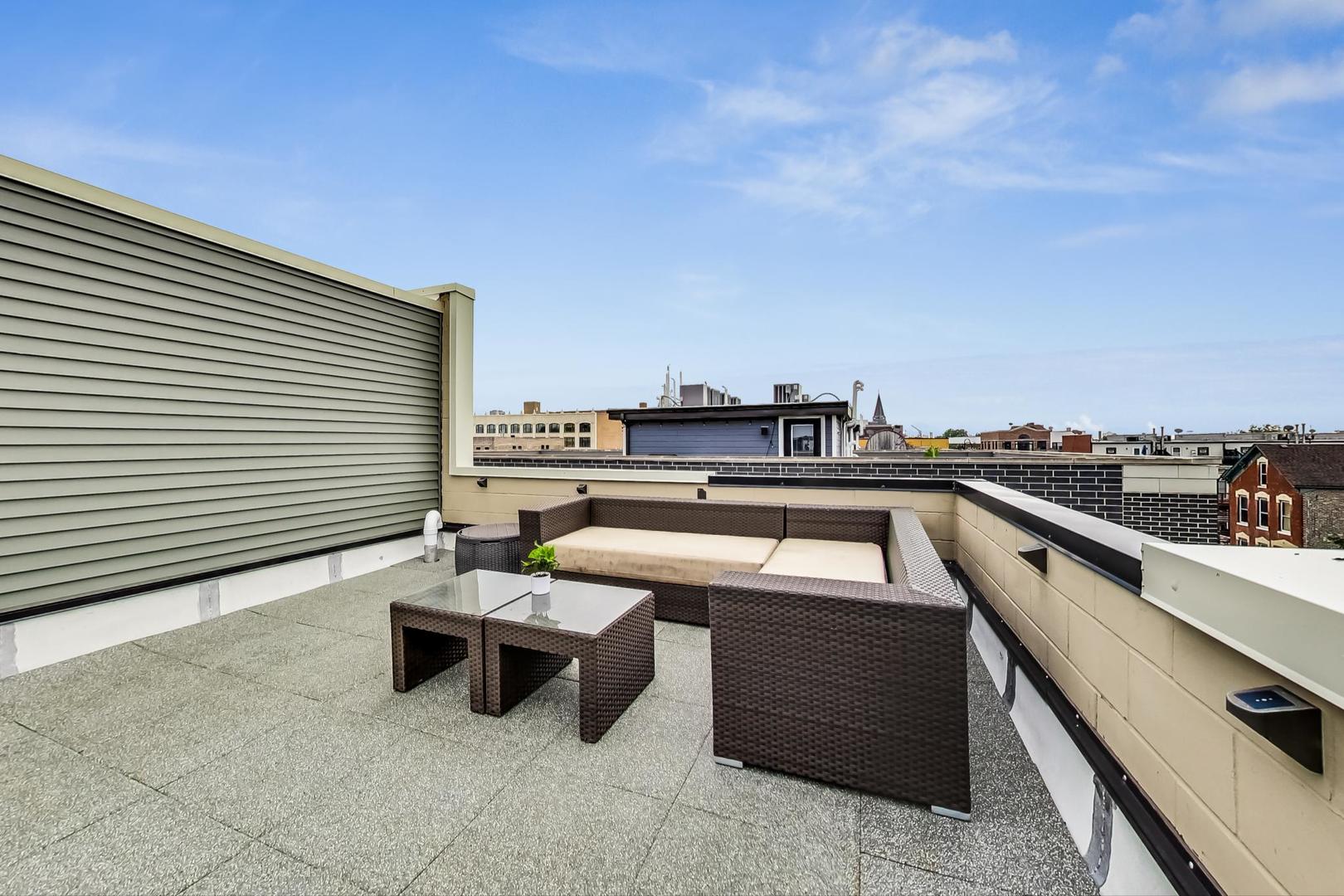 831 N PAULINA Street Unit: 2W