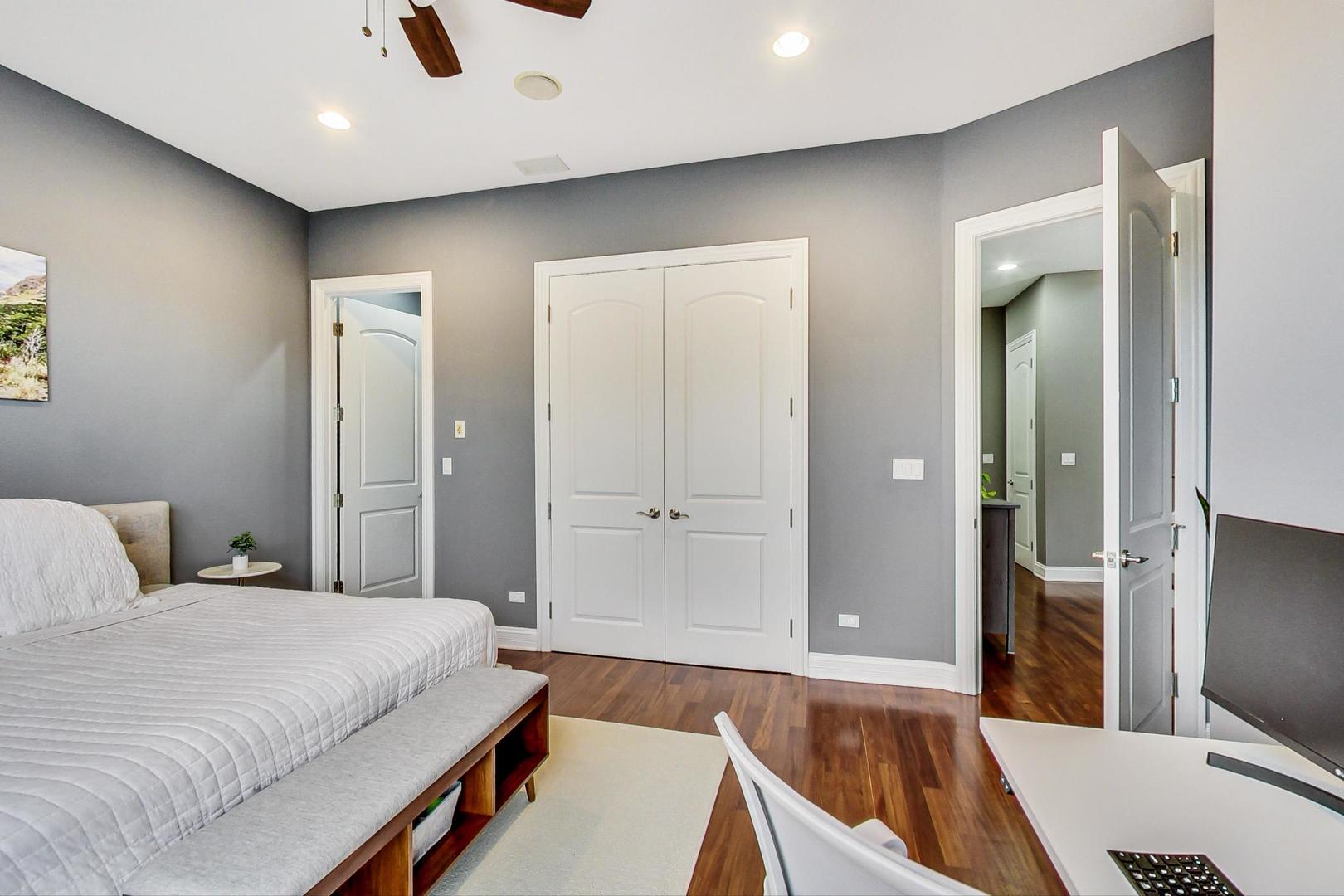 831 N PAULINA Street Unit: 2W