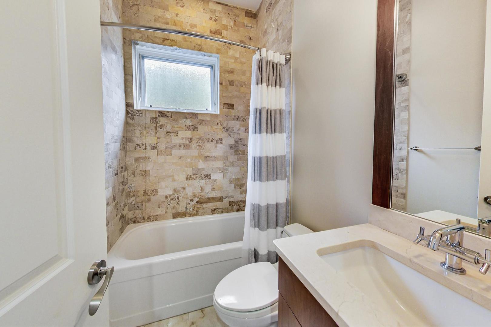831 N PAULINA Street Unit: 2W