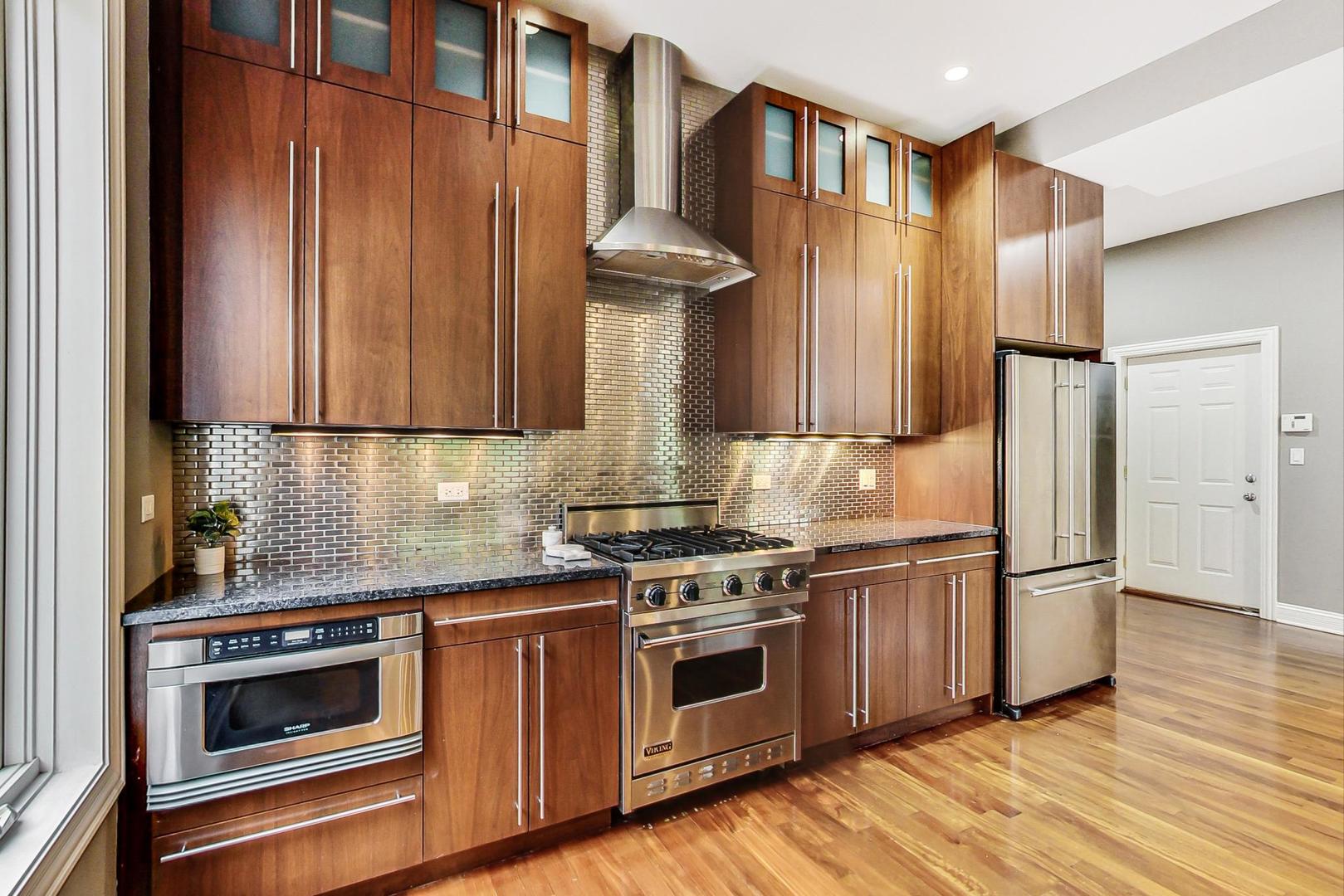 831 N PAULINA Street Unit: 2W