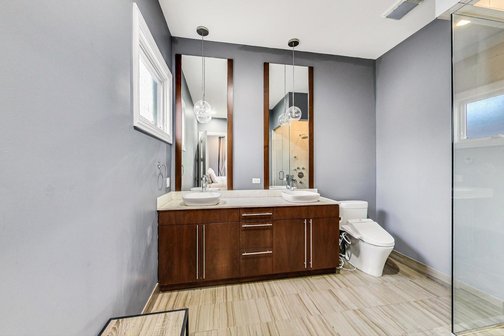 831 N PAULINA Street Unit: 2W