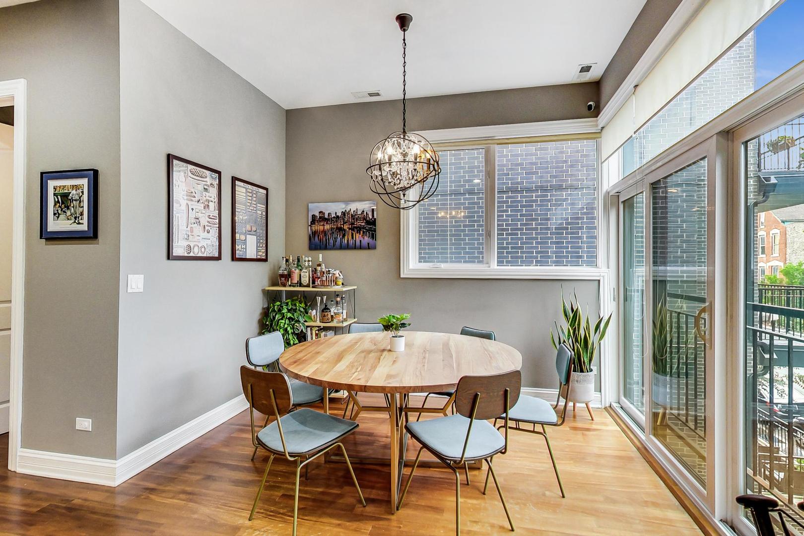 831 N PAULINA Street Unit: 2W
