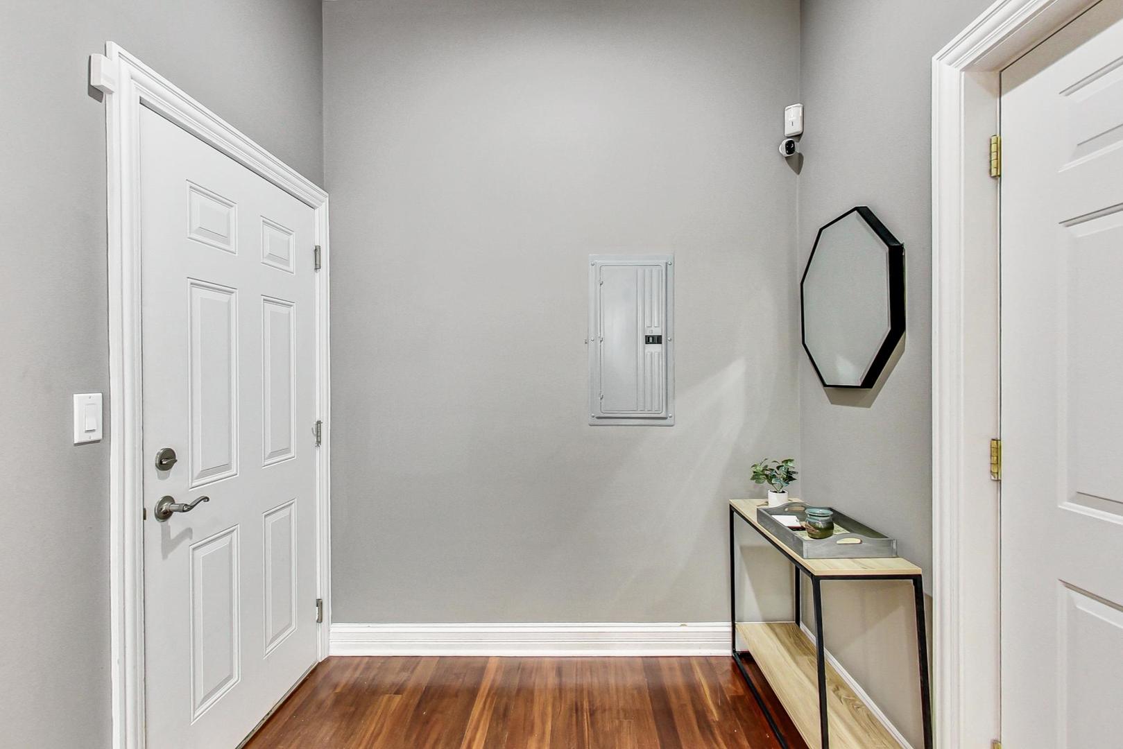 831 N PAULINA Street Unit: 2W