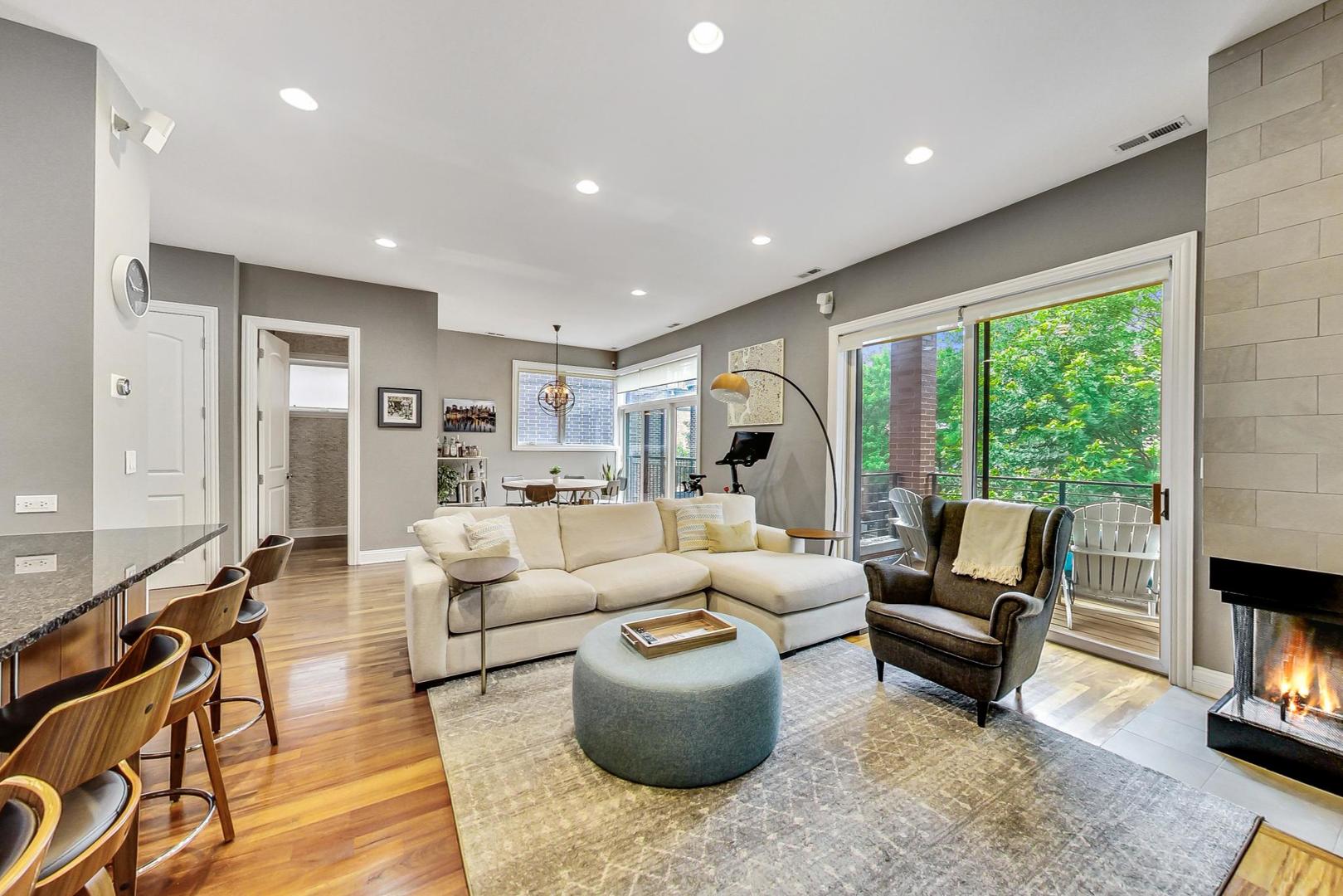 831 N PAULINA Street Unit: 2W