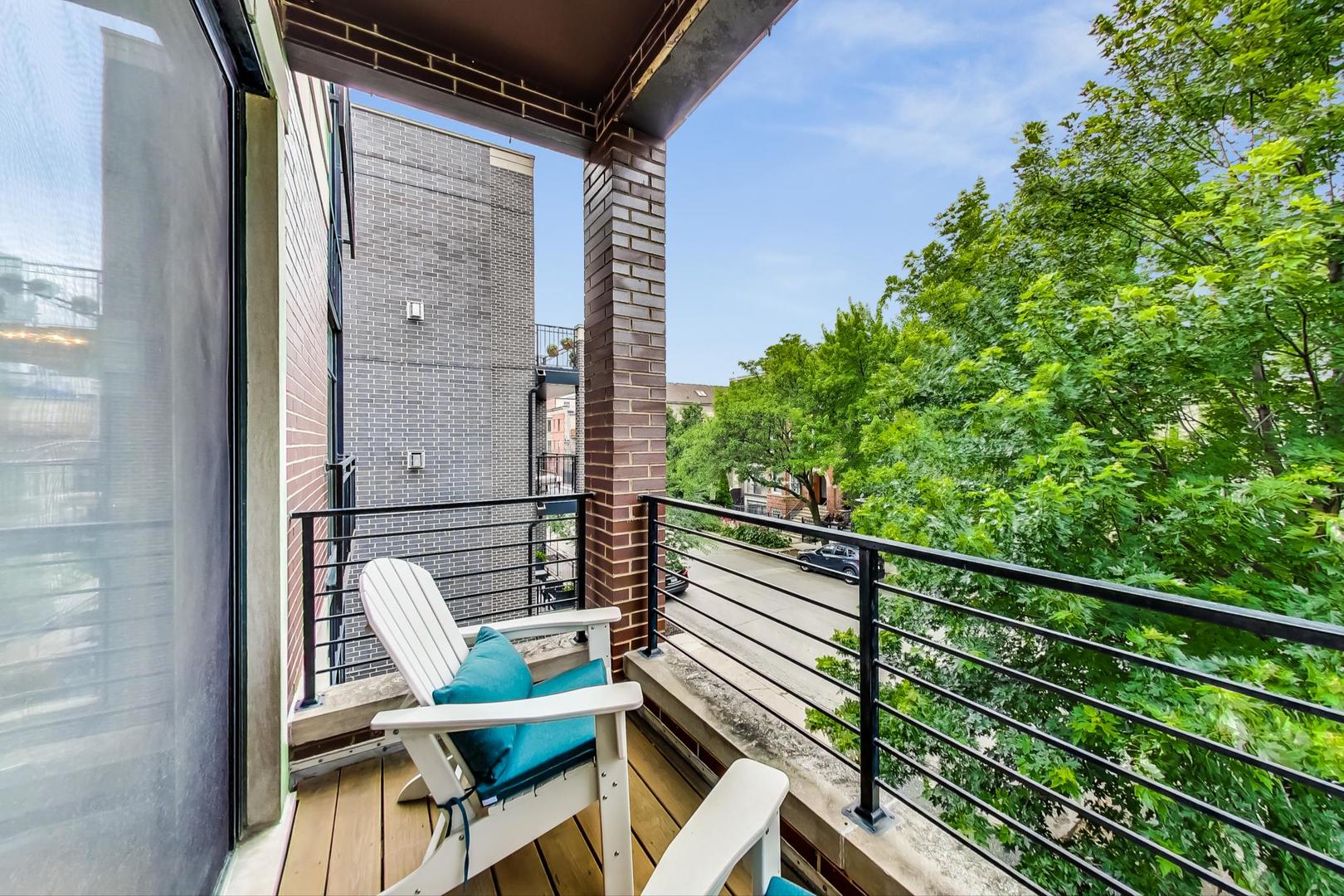 831 N PAULINA Street Unit: 2W