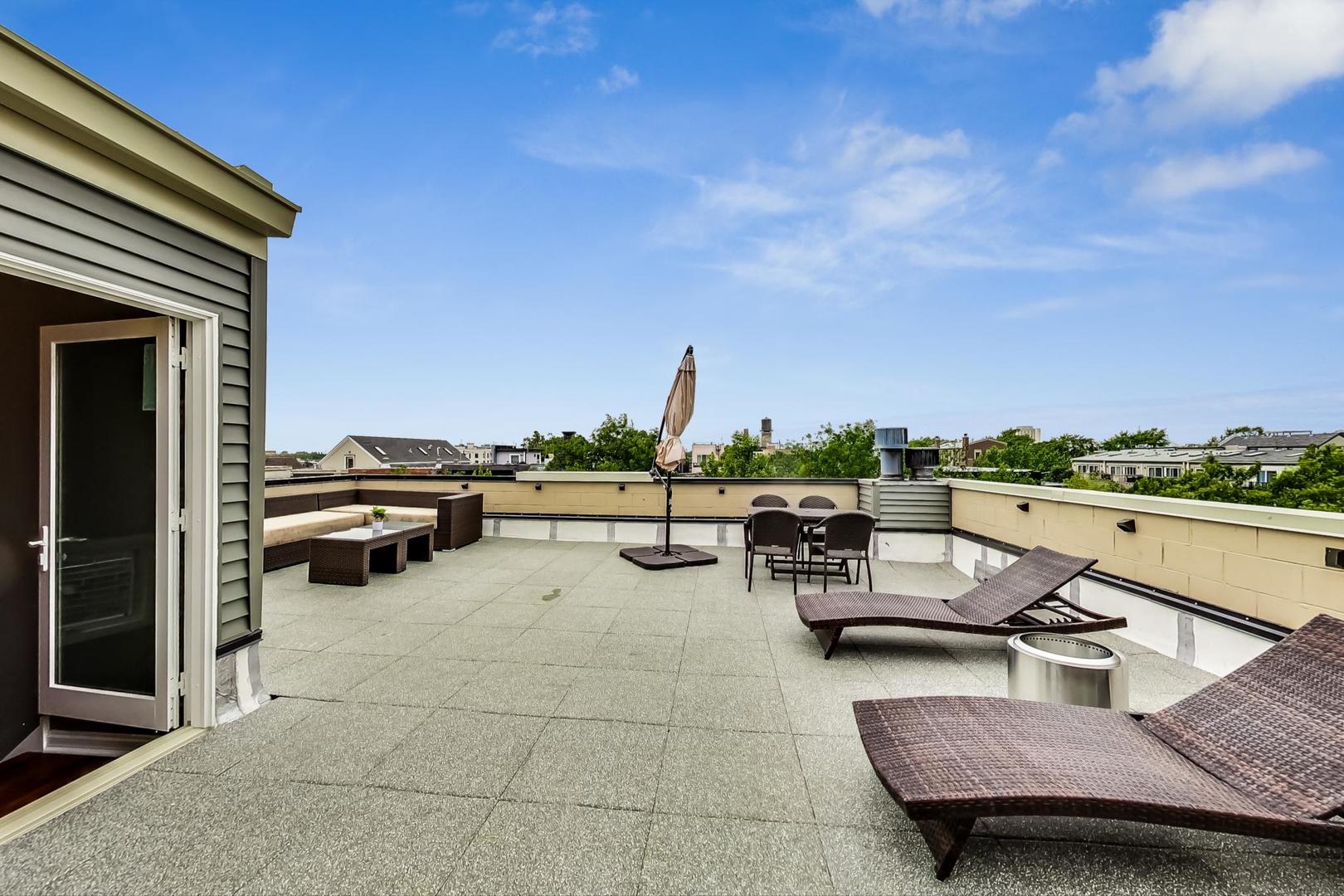 831 N PAULINA Street Unit: 2W