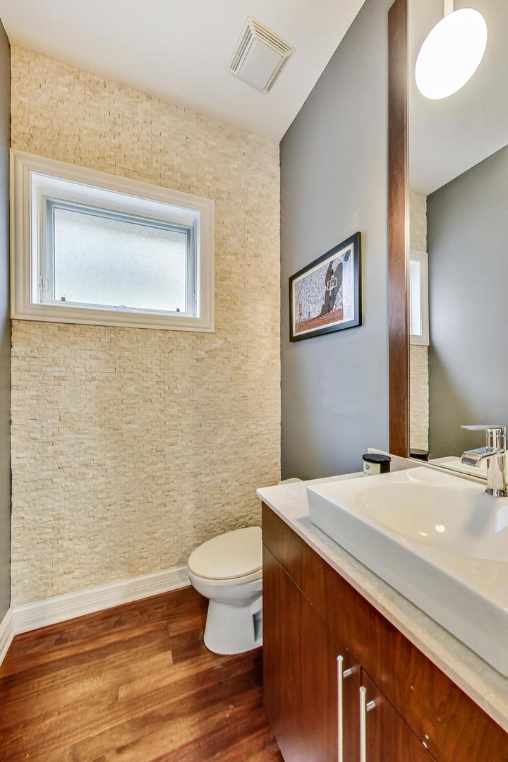 831 N PAULINA Street Unit: 2W