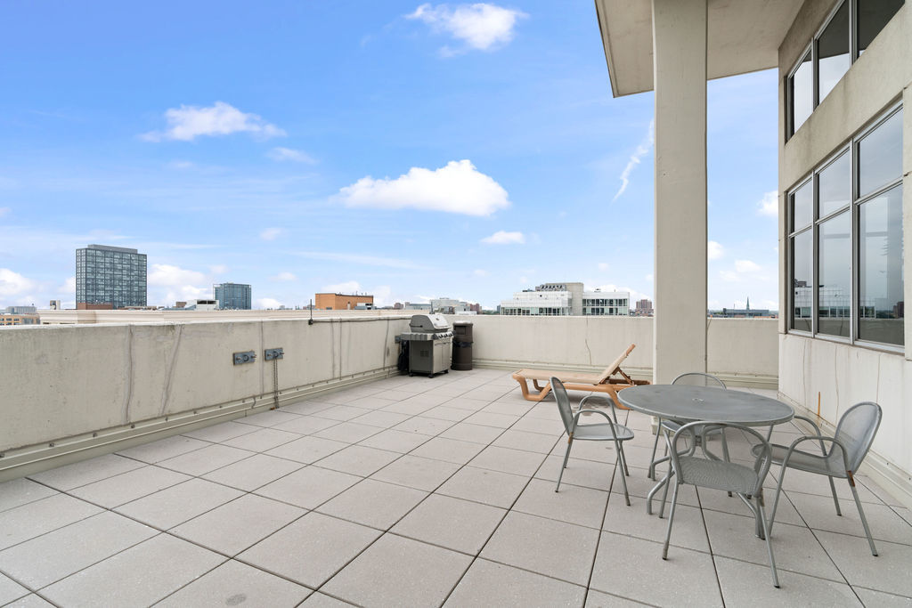 901 W Madison Street Unit: 910