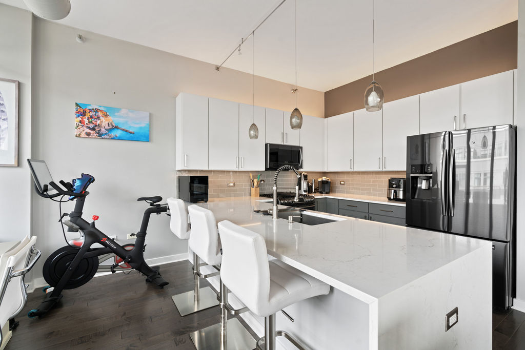 901 W Madison Street Unit: 910