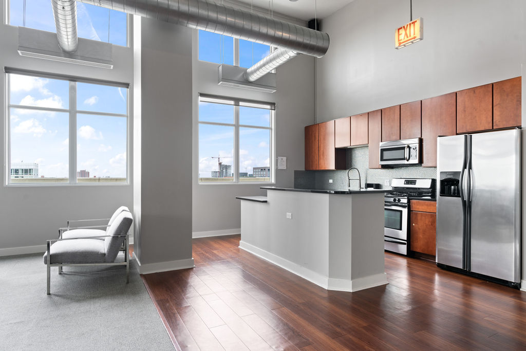 901 W Madison Street Unit: 910