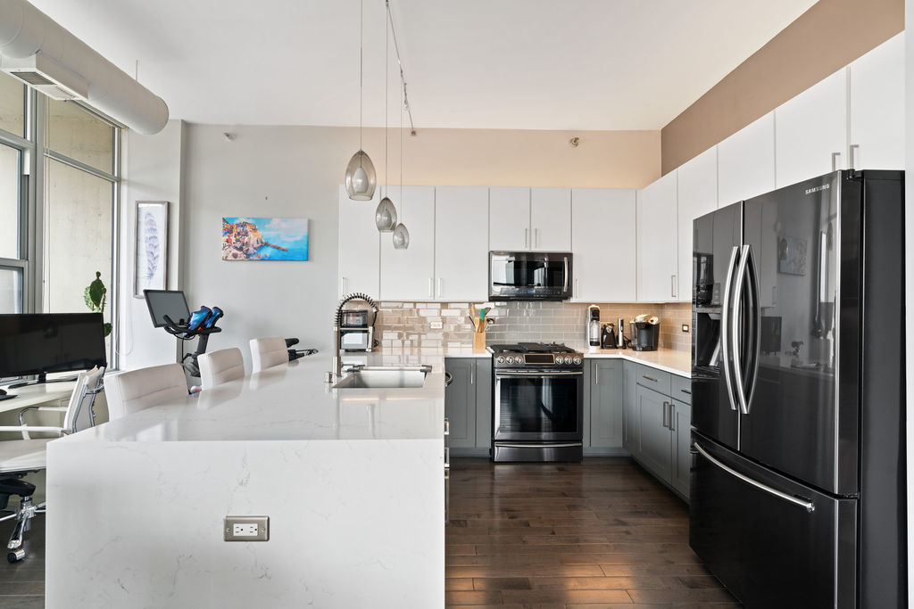 901 W Madison Street Unit: 910