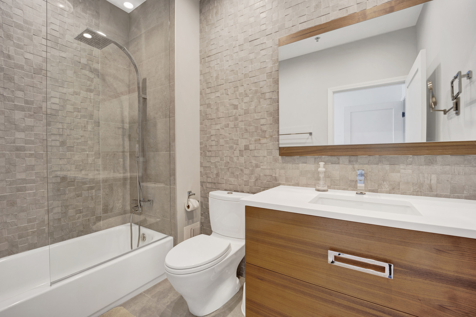 1600 S PRAIRIE Avenue Unit: 2101