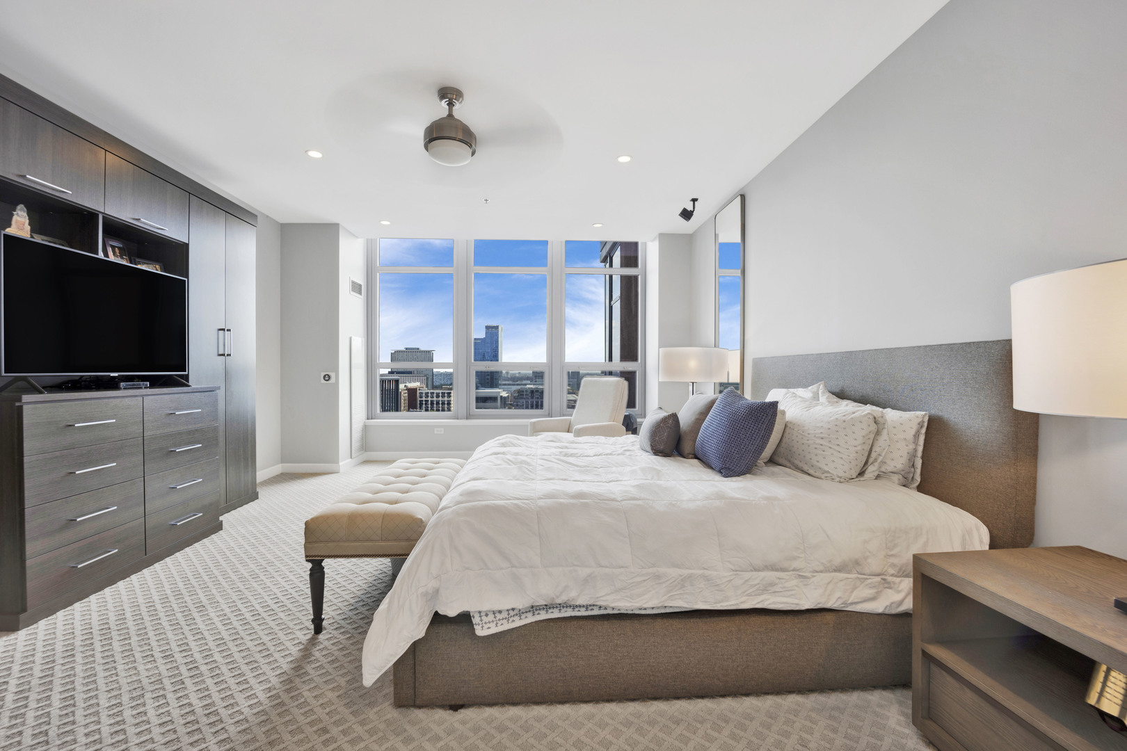 1600 S PRAIRIE Avenue Unit: 2101