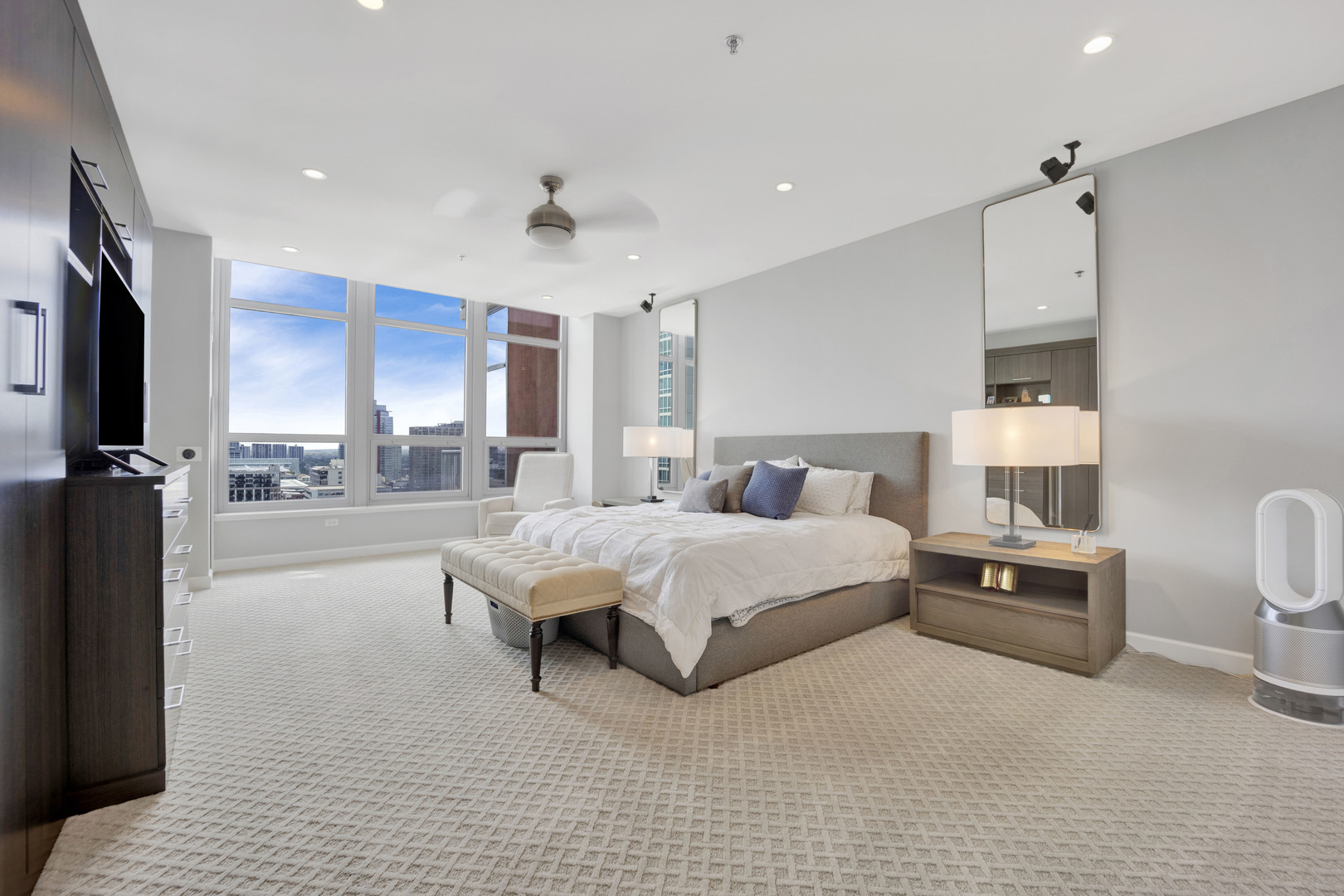 1600 S PRAIRIE Avenue Unit: 2101