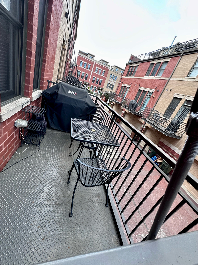 644 W OAK Street
